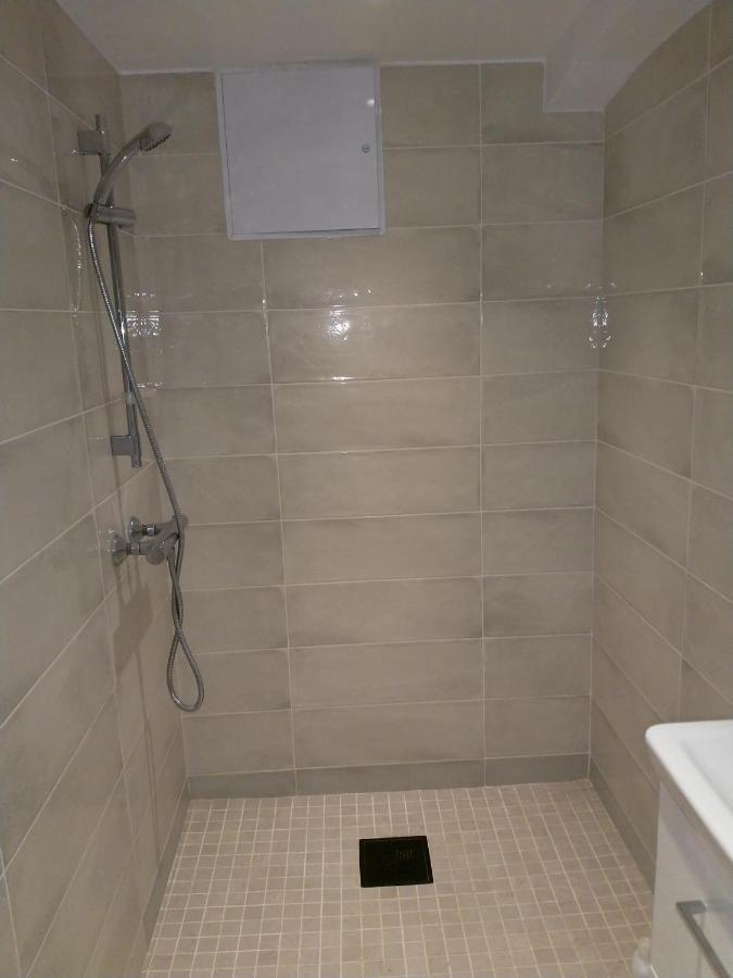 Renovated Semi- Basement 2 Bedrooms Furnished Apartment - Close To Everything In 모스 외부 사진