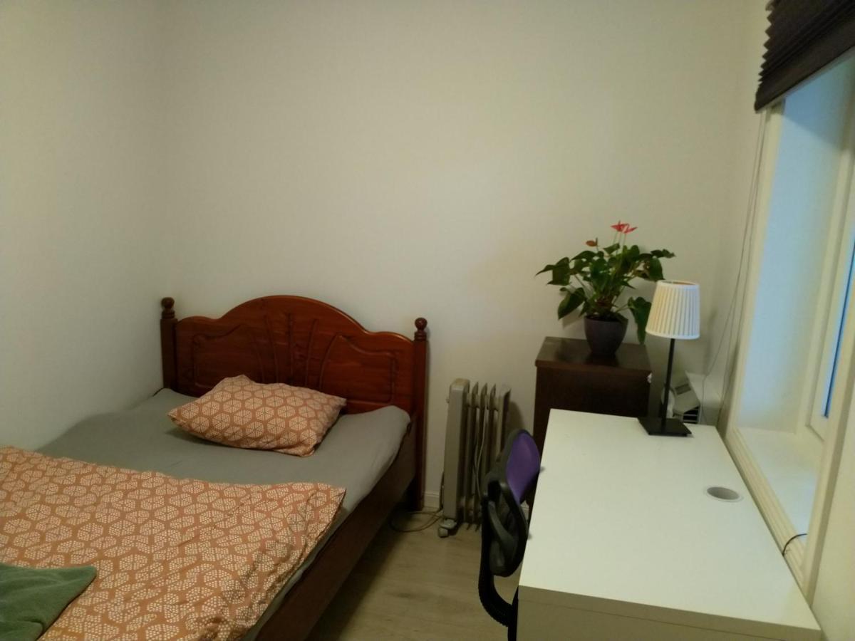 Renovated Semi- Basement 2 Bedrooms Furnished Apartment - Close To Everything In 모스 외부 사진