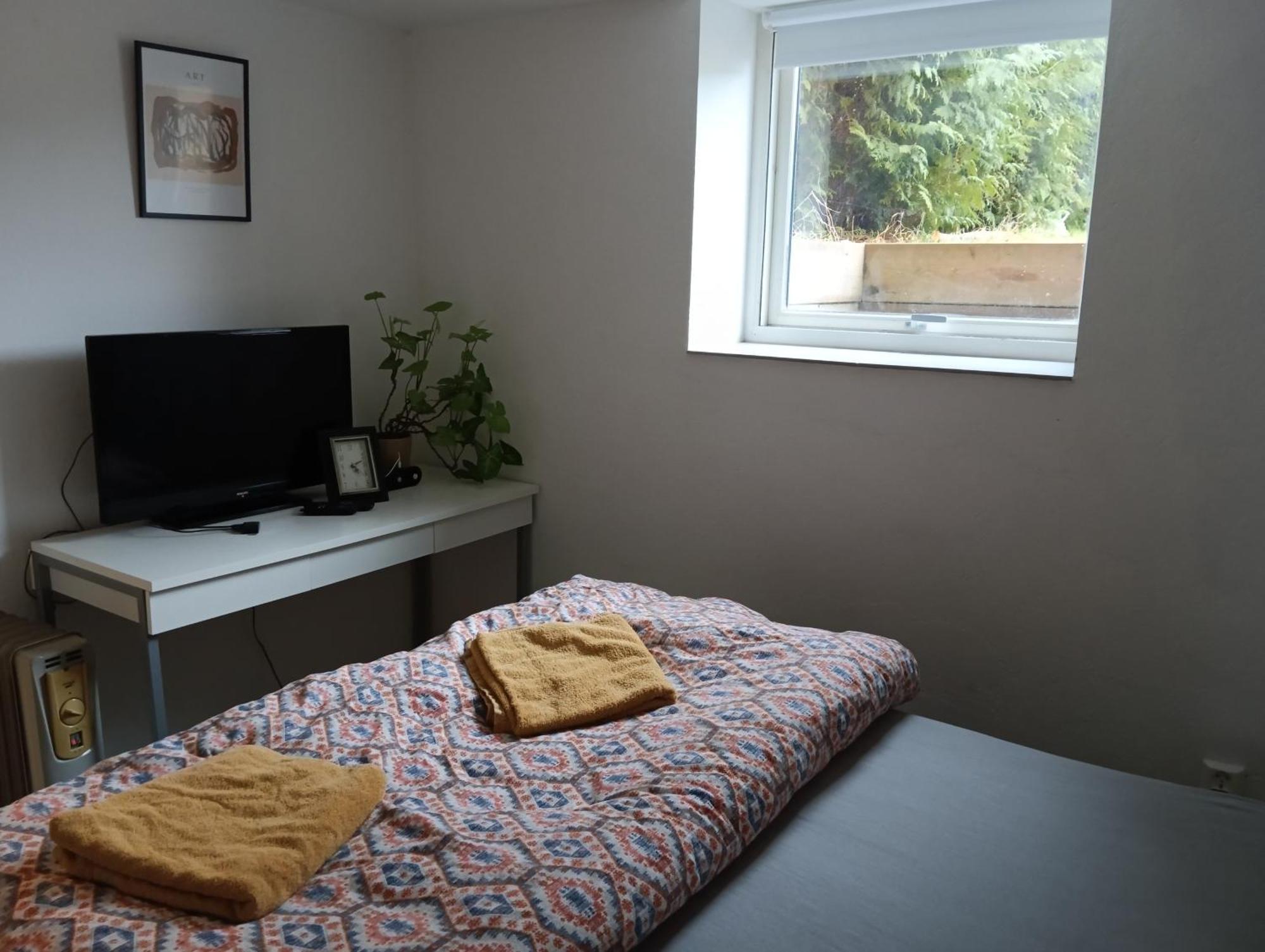 Renovated Semi- Basement 2 Bedrooms Furnished Apartment - Close To Everything In 모스 외부 사진