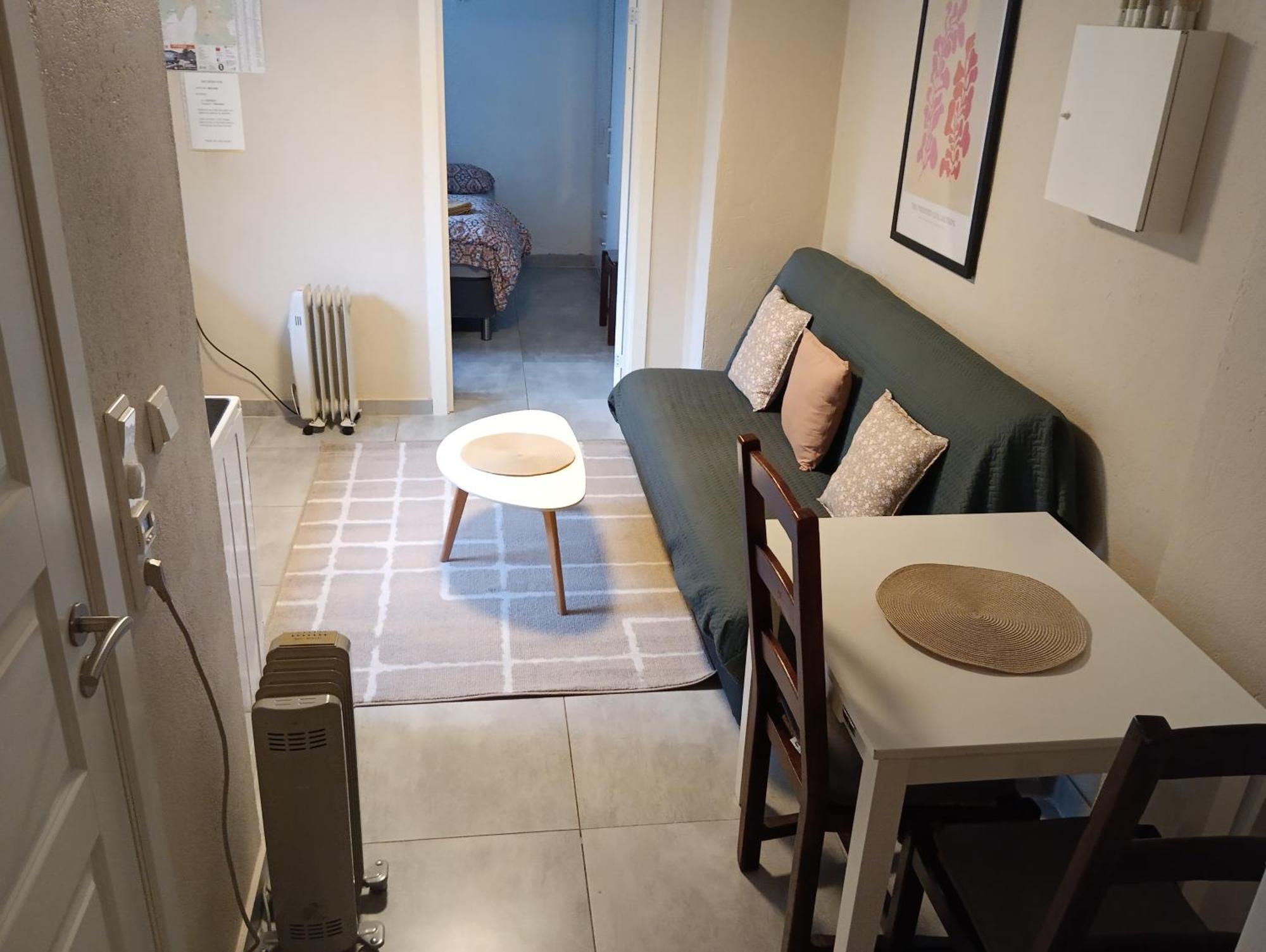 Renovated Semi- Basement 2 Bedrooms Furnished Apartment - Close To Everything In 모스 외부 사진