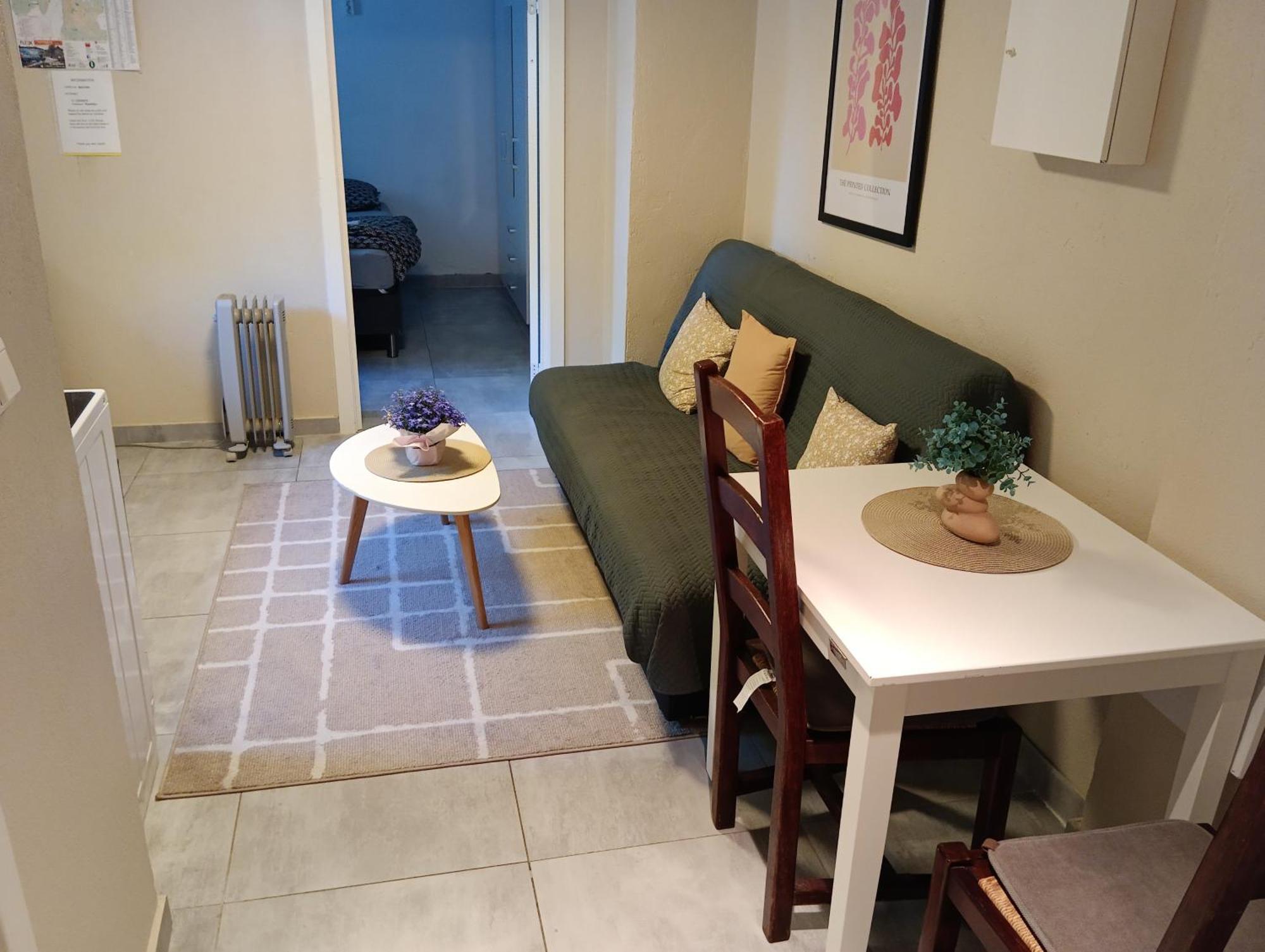Renovated Semi- Basement 2 Bedrooms Furnished Apartment - Close To Everything In 모스 외부 사진